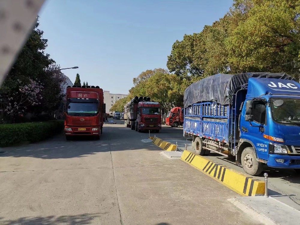 车辆排队出货中